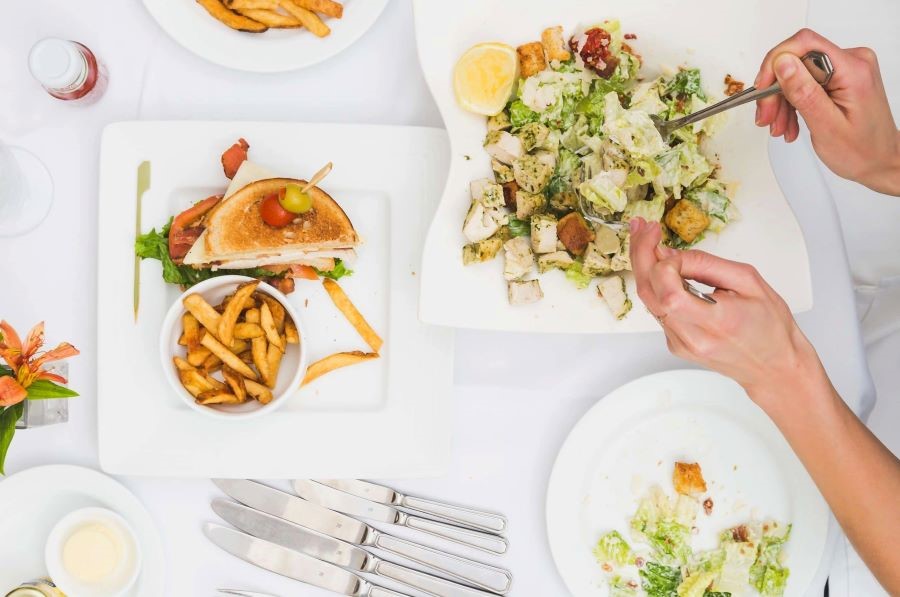 Mang thức ăn thừa về nhà giúp họ có thêm bữa ăn ngon cho ngày hôm sau hoặc chia sẻ với bạn bè, người thân