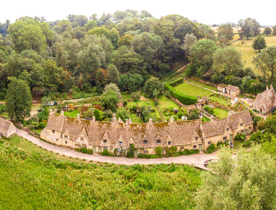 Ngôi làng cổ Bibury được mệnh danh là ngôi làng đá cổ đẹp nhất tại nước Anh