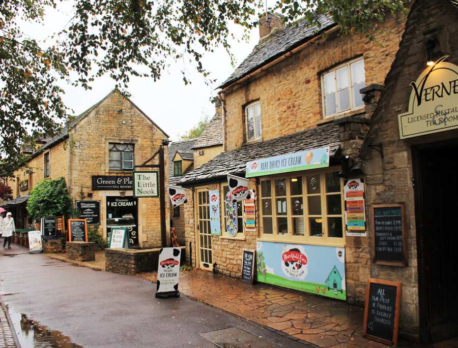 Một số các cửa hàng bán những món ăn truyền thống của vùng Cotswolds