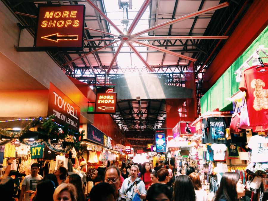 Du khách có thể dễ dàng tìm thấy món đồ phù hợp với mình tại không gian chợ