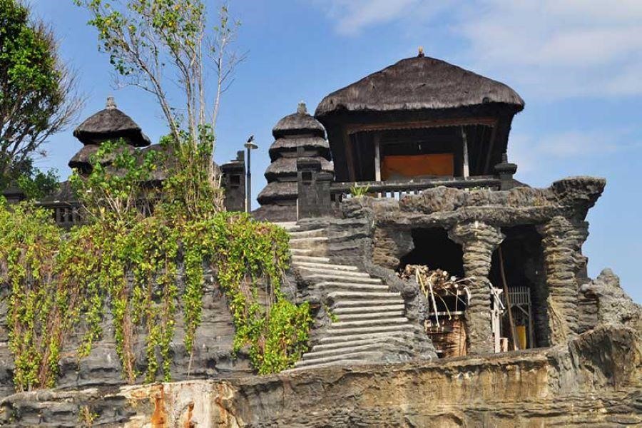 Uluwatu được chạm khắc tinh xảo từ đá san hô đen cực kỳ quý hiếm