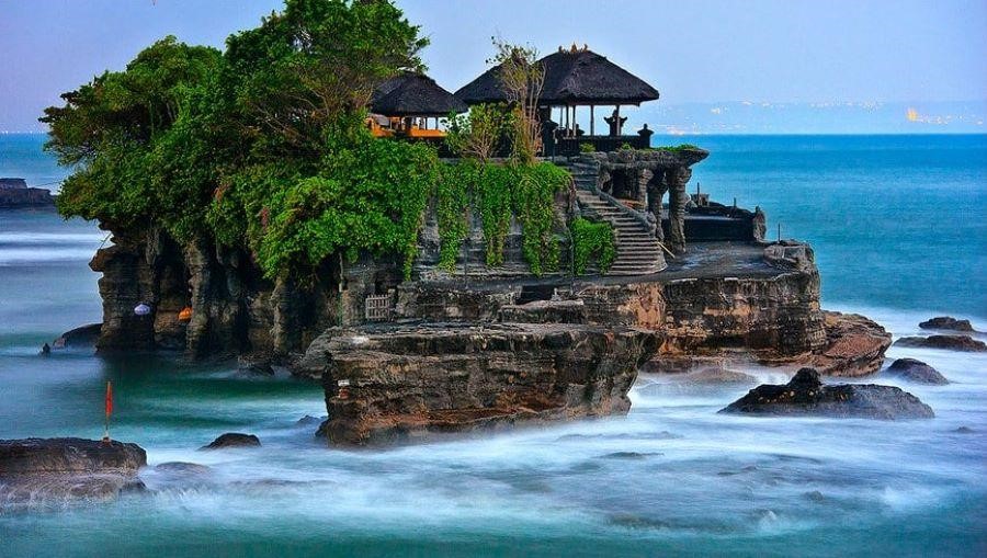 Tanah có nghĩa là “trái đất” và Lot có nghĩa là “biển”