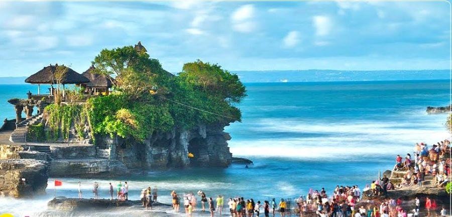 Số lượng khách du lịch đổ về ngôi đền là rất lớn