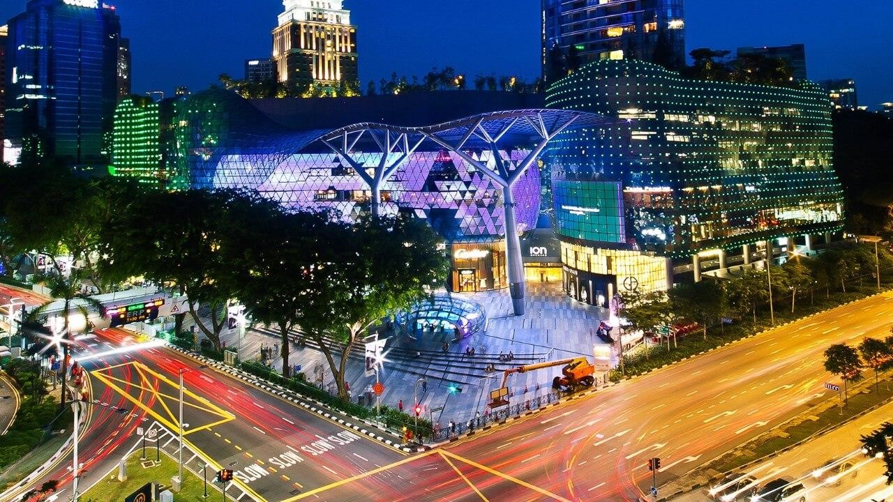 Orchard Road là con đường mua sắm đắt giá và sầm uất nhất của Singapore