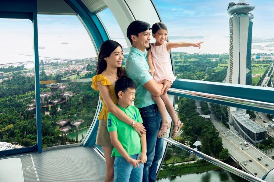 Singapore Flyer là nơi du khách có thể tận hưởng ngắm nhìn toàn cảnh Singapore từ độ cao 165m
