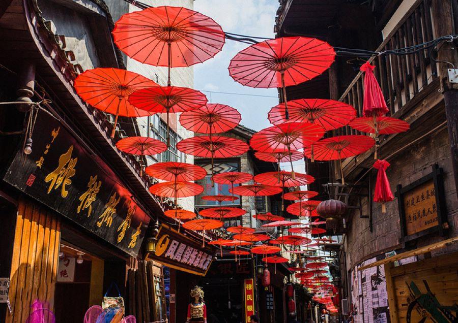 Những chiếc ô đỏ rực rỡ cùng khung cảnh cổ kính tuyệt đẹp tại góc phố cổ trong Phượng Hoàng cổ trấn