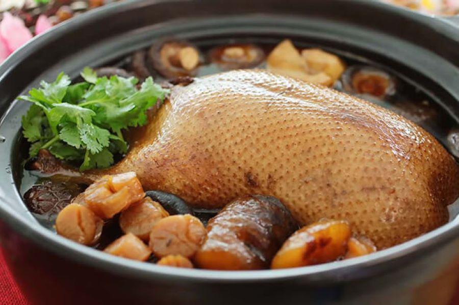 Vịt hầm tiết gạo nếp mang đến hương vị vô cùng mới lạ