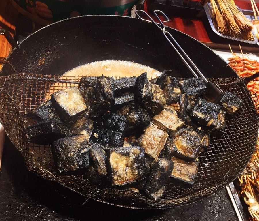 Đậu hũ thối - một món ăn cực kì nổi tiếng của Trung Quốc