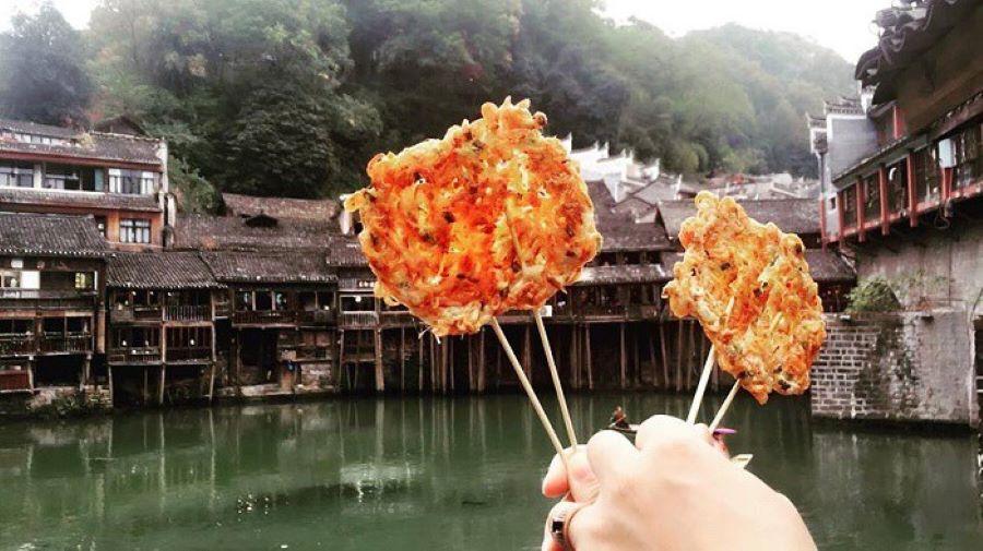 Bánh tép giòn tan - món ăn nhất định phải thử khi đến Phượng Hoàng cổ trấn