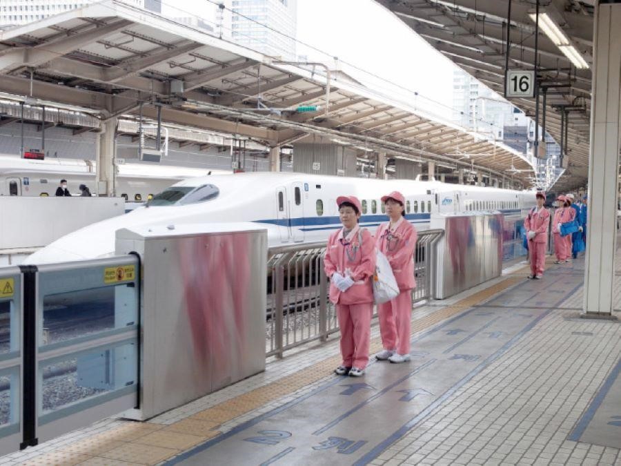 Shinkansen còn nổi tiếng với đội ngũ nhân viên dọn vệ sinh sạch sẽ chỉ trong vòng 7 phút