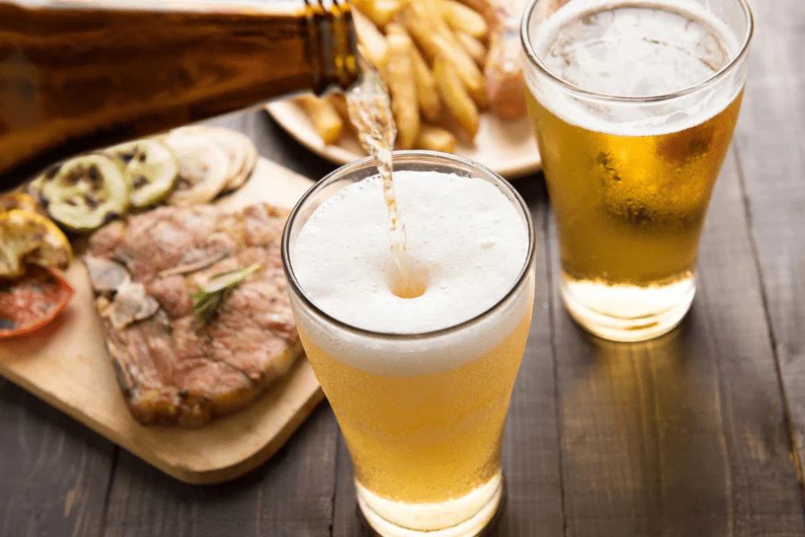 Khi thưởng thức, người Đức thường rót bia vào những chiếc ly có kích thước phù hợp với từng loại bia