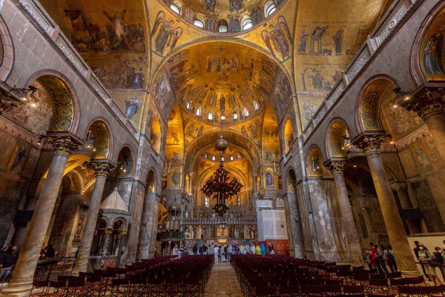 Kiến trúc bên trong Vương cung Thánh đường St. Marco đầy xa hoa và tráng lệ gây choáng ngợp cho bất cứ ai lần đầu đặt chân đến