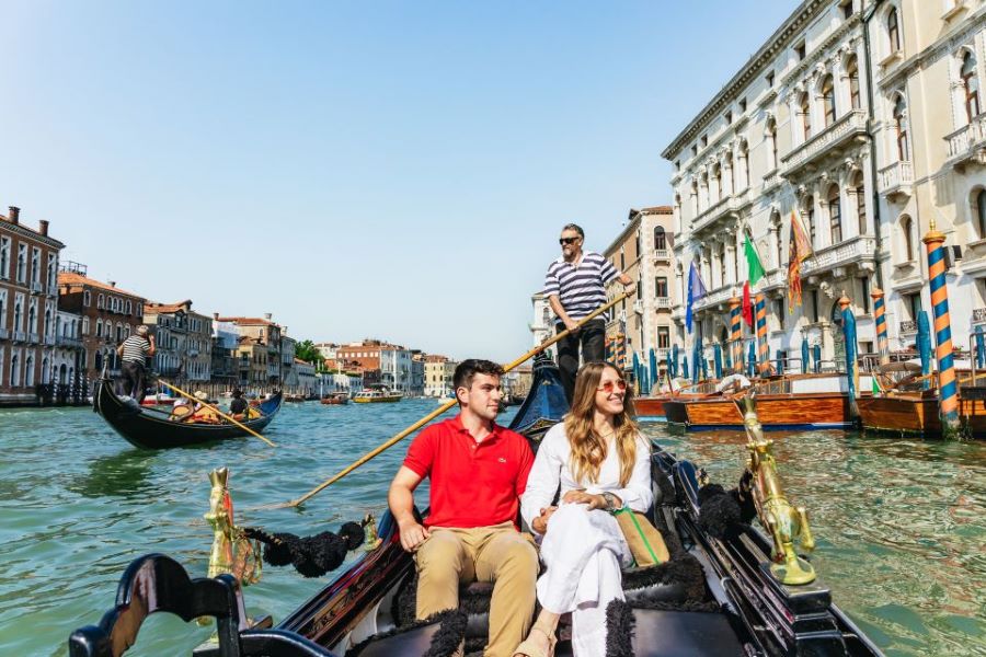 Hình ảnh những chiếc thuyền gỗ Gondola lênh đênh trên dòng kênh Grand ở Venice có tính biểu tượng cao trên bản đồ du lịch Ý