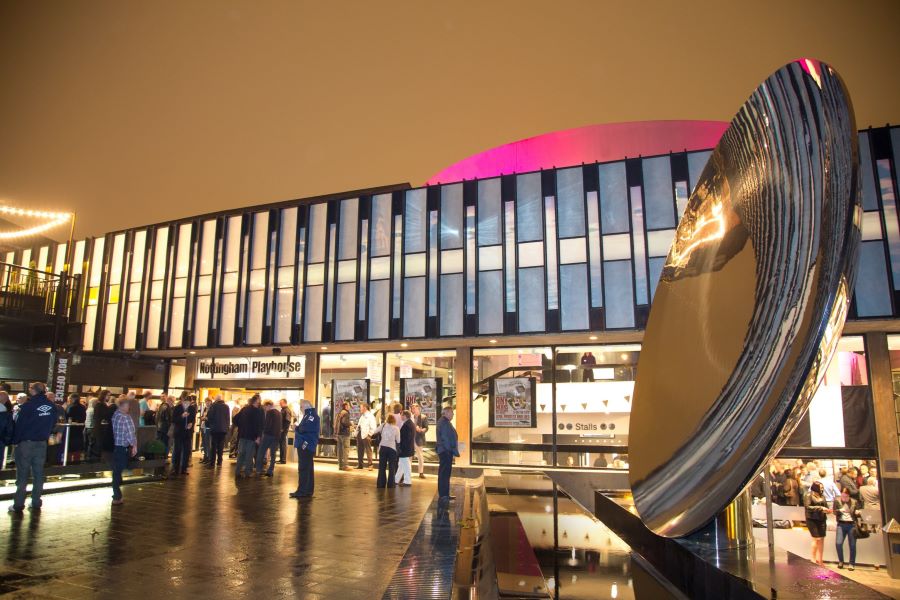Du khách đừng quên ghé qua Nottingham Playhouse để được tận mắt chiêm ngưỡng công trình Sky Mirror độc đáo
