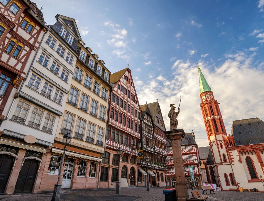 Tòa thị chính được tô điểm bởi rất nhiều các ô cửa kính nhiều màu