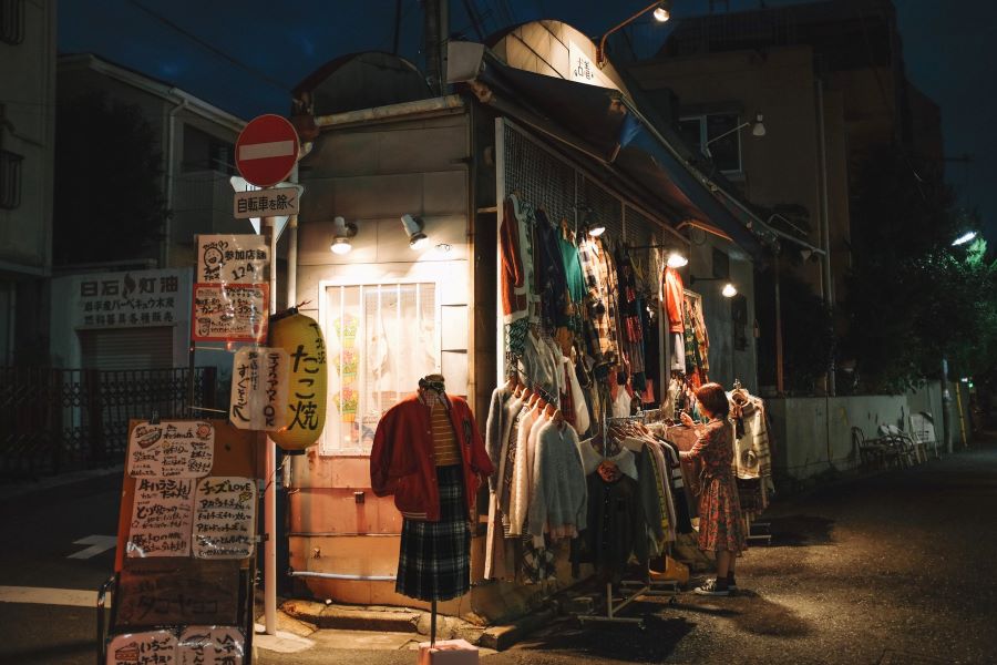 Shimokitazawa - Khu phố đêm nổi tiếng của giới trẻ với nhiều quầy hàng cùng nhiều món quà lưu niệm độc đáo