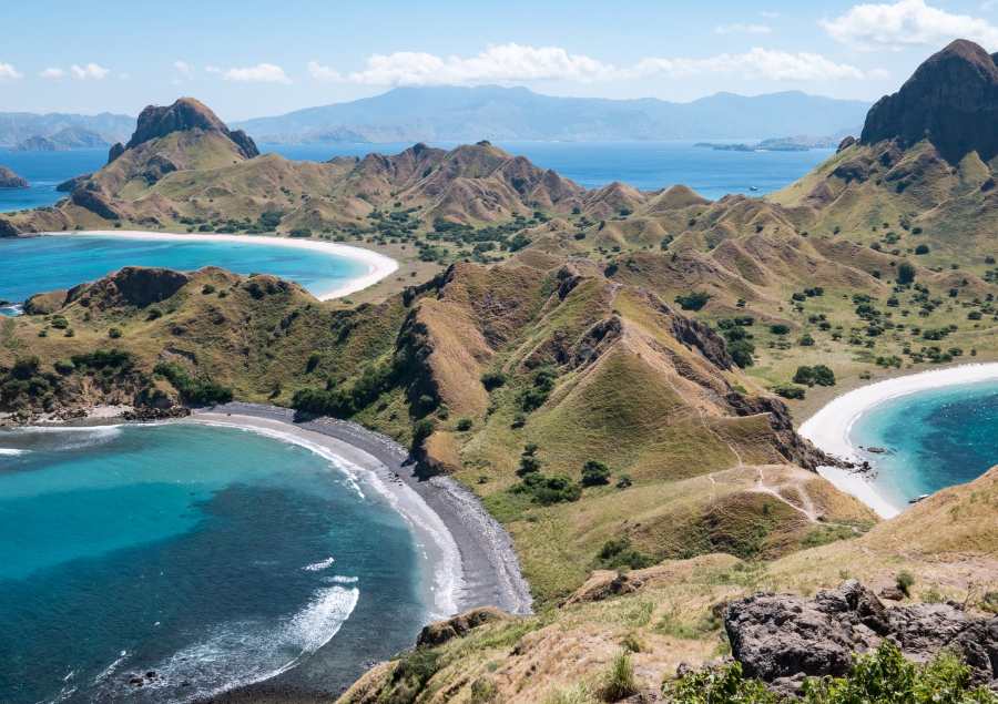 Công viên quốc gia Komodo bao gồm ba đảo lớn Komodo, Padar và Rincah và hàng chục hòn đảo lớn nhỏ khác