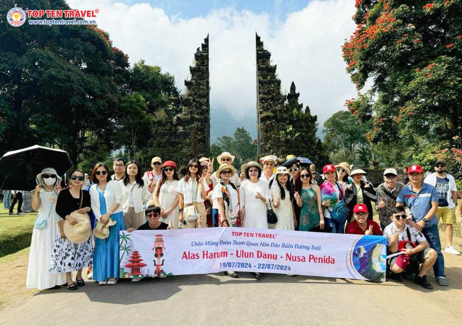 Đoàn khách Top Ten Travel tham quan đảo ngọc Bali