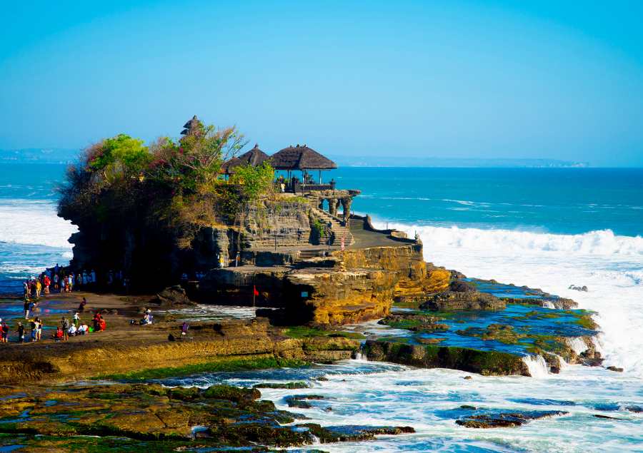 Tanah Lot được xây dựng trên một hòn đá lớn giữa biển với khung cảnh ngoạn mục và huyền ảo