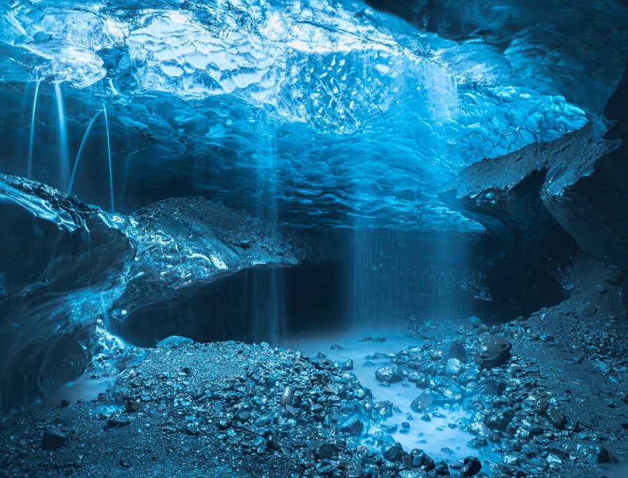 Khung cảnh lung linh bên dưới lớp băng dày