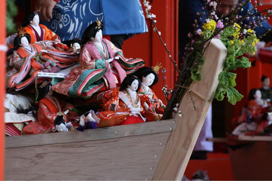 Lễ hội thả thuyền Awashima là một nghi lễ độc đáo được tổ chức tại đền Awashima ở Wakayama