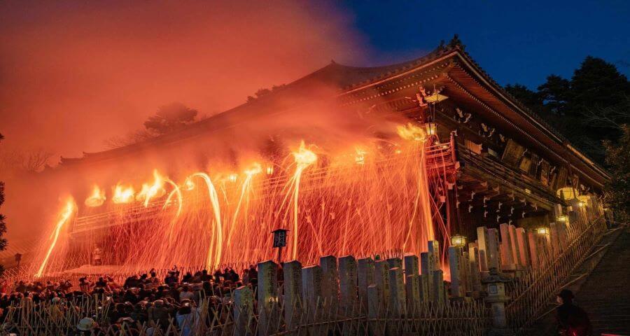 Những tia lửa rơi xuống đám đông bên dưới được coi là mang lại may mắn và xua đuổi tà ma trong dịp Omizutori tại Nhật Bản