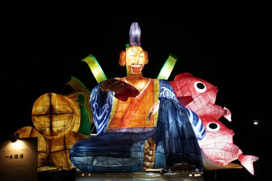 Điểm nhấn của lễ hội là hàng ngàn chiếc đèn lồng được thắp sáng dọc theo các con phố cổ kính trong khu vực Higashiyama