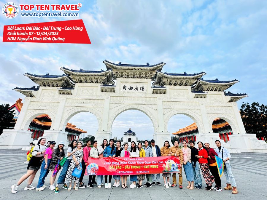 Tổng hợp hình đoàn tour du lịch khởi hành tháng 4 tại Top Ten Travel