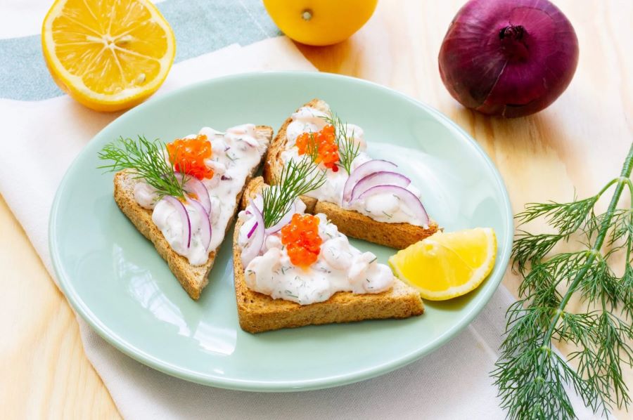 Bánh mì nướng Skagen là một trong những món khai vị nổi tiếng nhất tại Thụy Điển