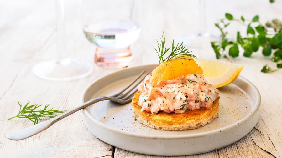 Bánh mì nướng Skagen được trang trí cực kỳ bắt mắt và kích thích vị giác