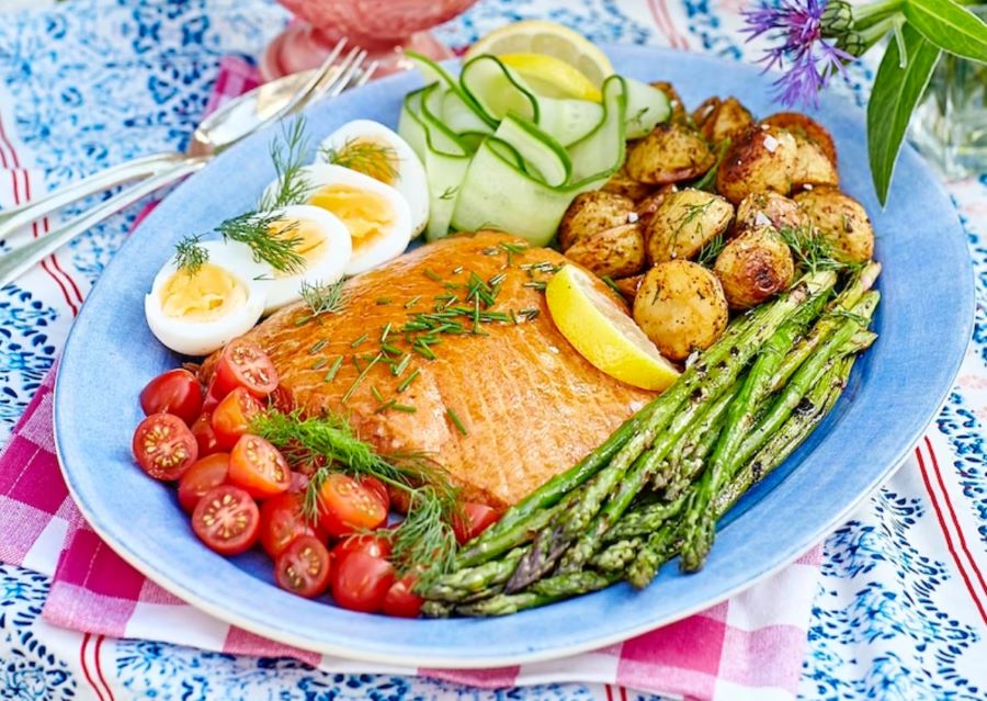 Những miếng cá hồi tươi ngon mang hương vị hun khói thơm nhẹ đầy hấp dẫn