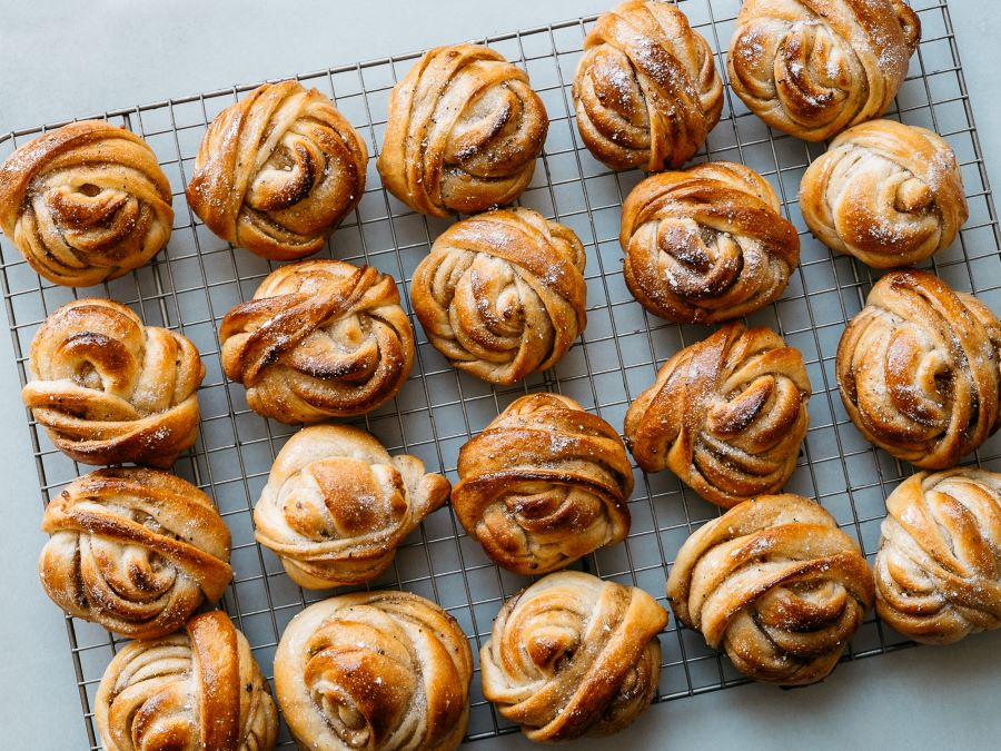 Kanelbullar mang hương thơm dịu nhẹ của bột mì hòa cùng mùi hương đặc trưng của quế