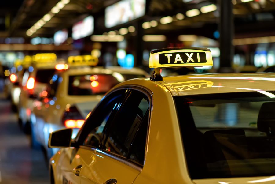 Du khách cũng có thể lựa chọn sử dụng xe Taxi để di chuyển giữa các địa điểm tham quan 