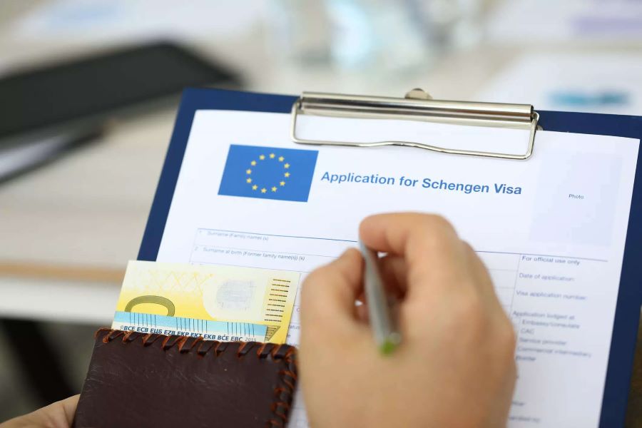Đừng quên chuẩn bị đầy đủ giấy tờ bắt buộc khi nộp hồ sơ xin visa châu Âu bạn nhé!