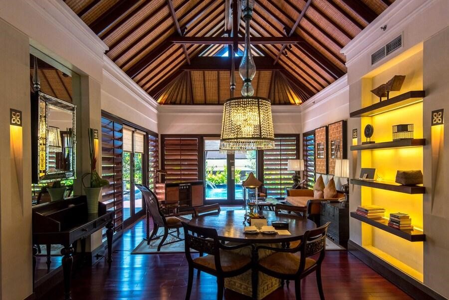 The St. Regis Bali tọa lạc trên bãi biển và được mệnh danh là nàng thơ của Bali