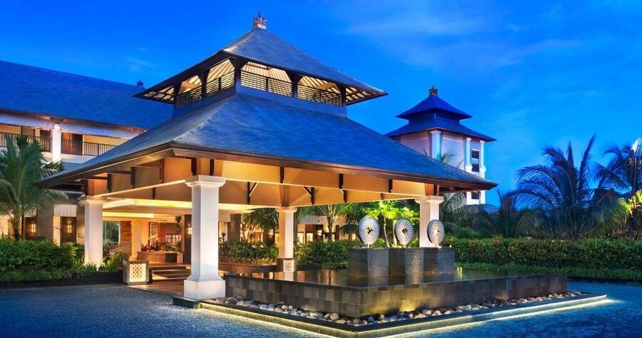 The St. Regis Bali tọa lạc trên bãi biển và được mệnh danh là nàng thơ của Bali