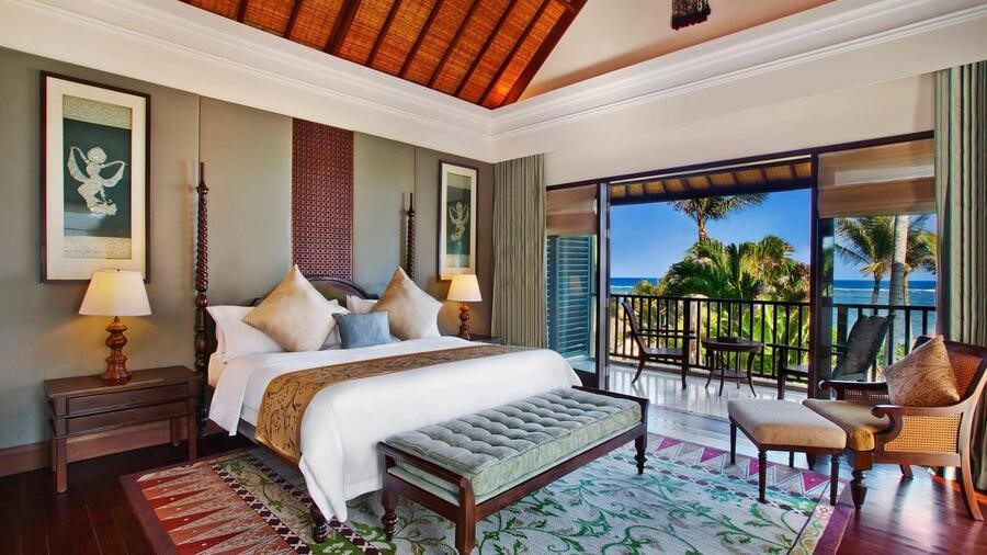 The St. Regis Bali tọa lạc trên bãi biển và được mệnh danh là nàng thơ của Bali