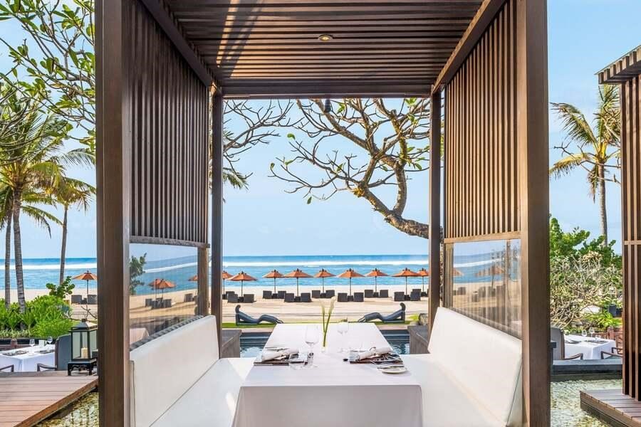 The St. Regis Bali tọa lạc trên bãi biển và được mệnh danh là nàng thơ của Bali