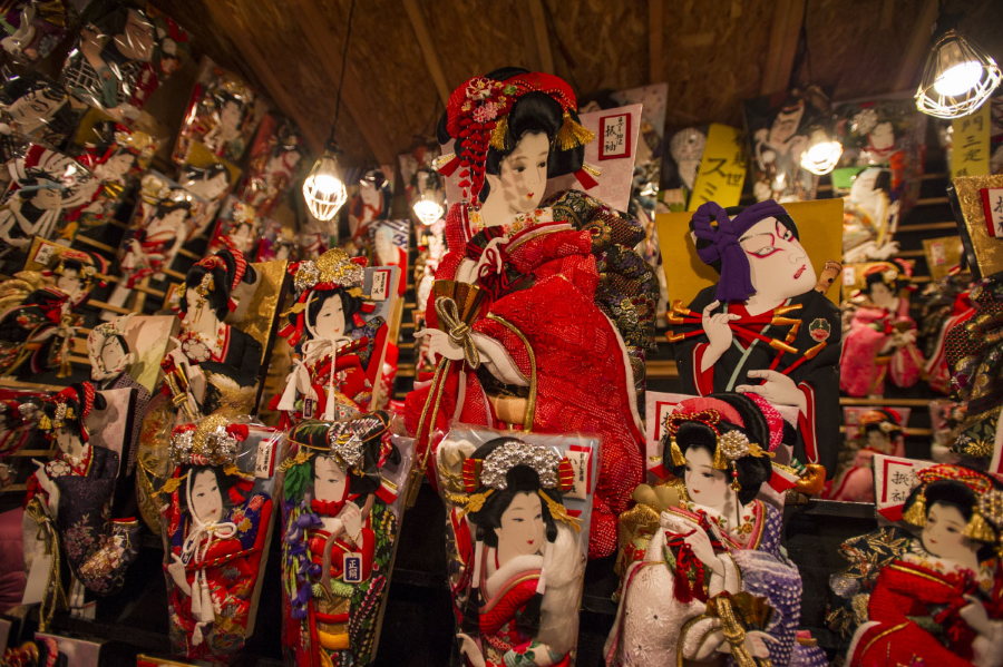 Lễ hội Hagoita-Ichi là một sự kiện truyền thống được tổ chức hàng năm vào khoảng giữa tháng 12 tại đền Senso-ji