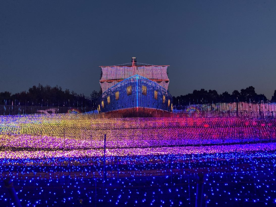 Hàng triệu bóng đèn LED được trang trí tinh xảo, tạo nên những hình ảnh độc đáo khiến nhiều du khách phải trầm trồ