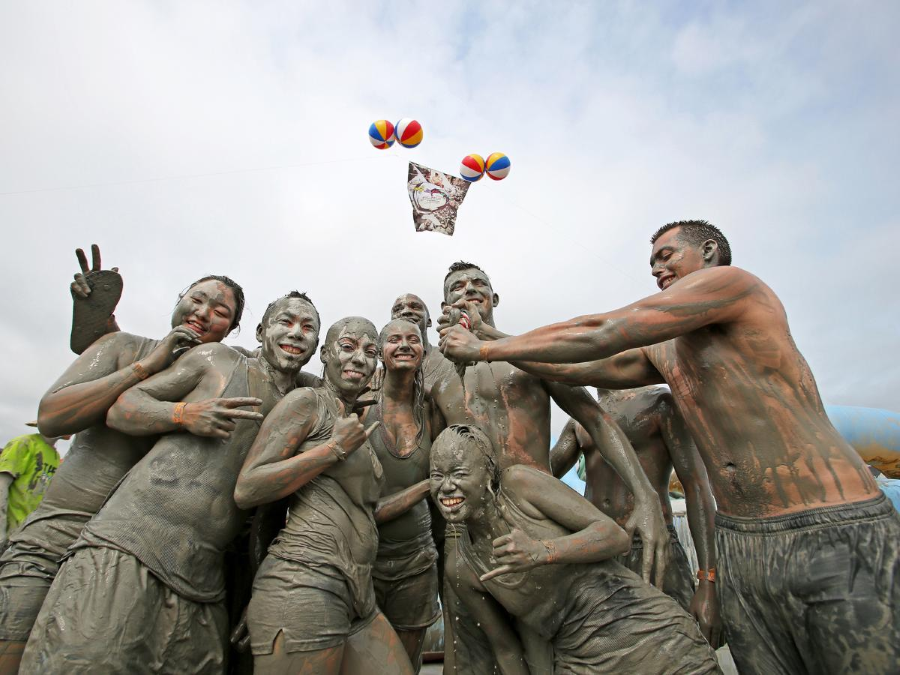 Bạn có thể tham gia tắm bùn khoáng, trượt bùn, đấu vật bùn, hay thậm chí tạo tác phẩm nghệ thuật từ bùn tại Lễ hội Boryeong Mud