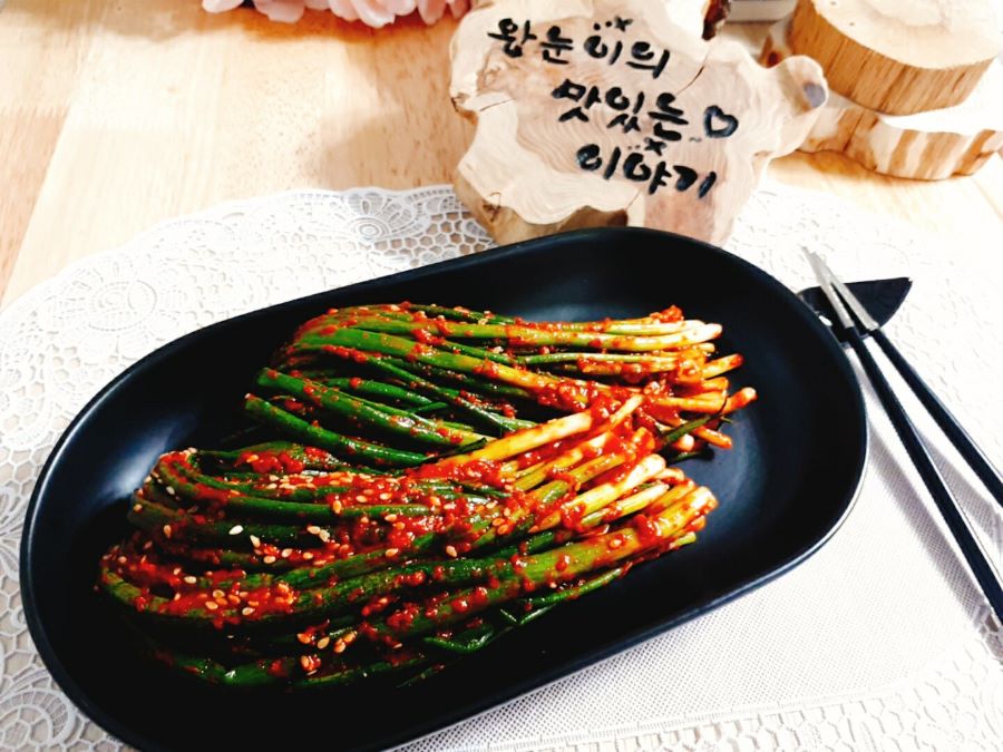 Màu đỏ tươi rực rỡ của kim chi hành lá không chỉ bắt mắt mà còn ẩn chứa vị cay nồng ấm áp, hứa hẹn sẽ đánh thức mọi giác quan của thực khách