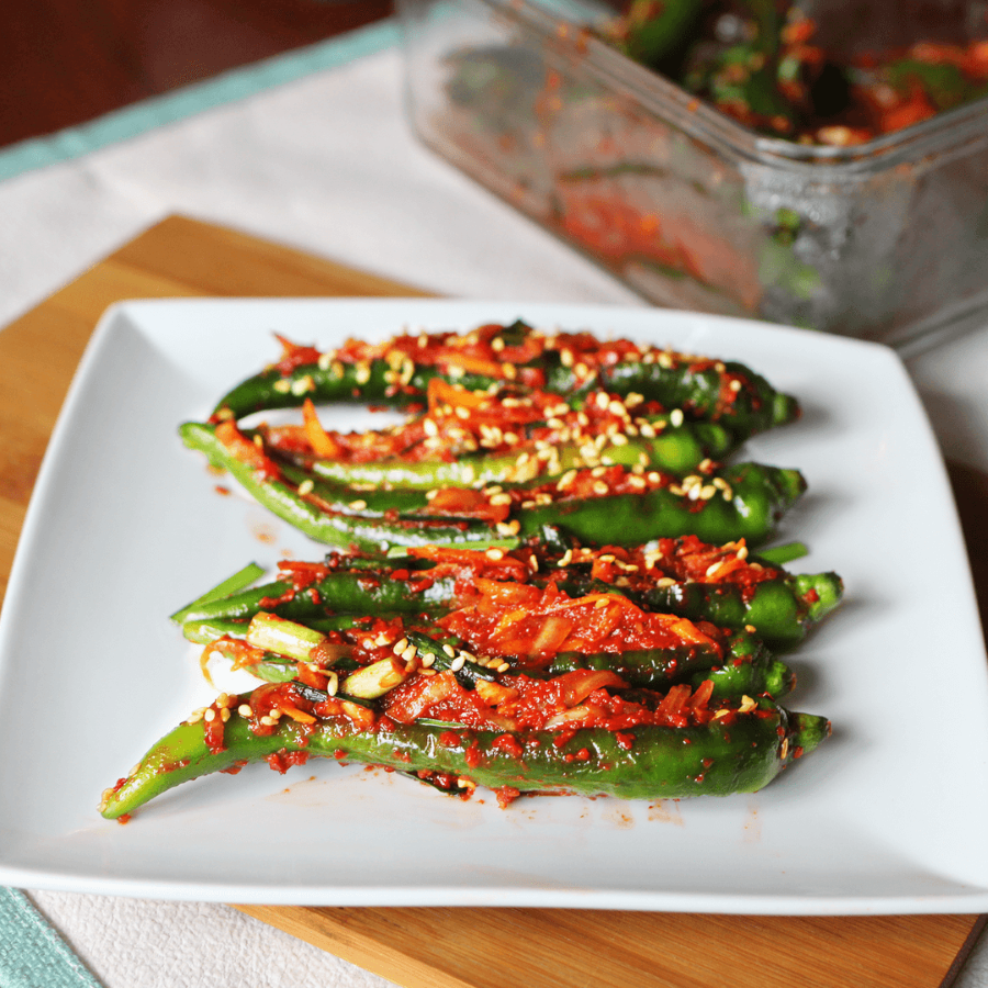 Thưởng thức kim chi ớt cùng đồ nướng nóng hổi hay bát cơm trắng dẻo thơm sẽ càng khiến bữa ăn của bạn thêm đậm đà và khó quên