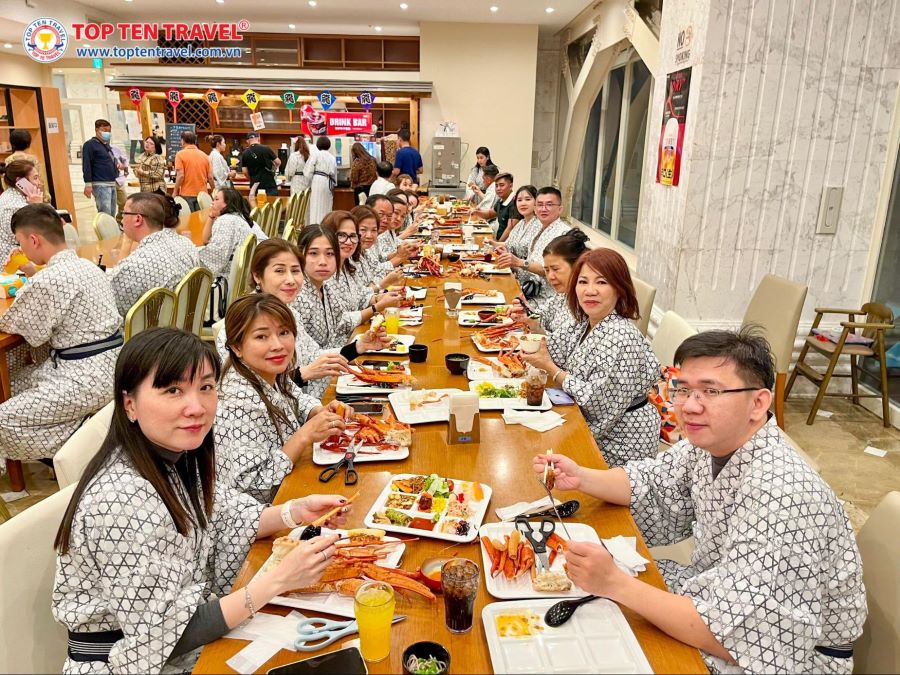 Đoàn khách Top Ten Travel thưởng thức buffet Cua Tuyết tại Nhật Bản