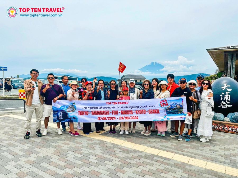 Đoàn khách tham quan và khám phá Nhật Bản cùng nhà Top Ten Travel