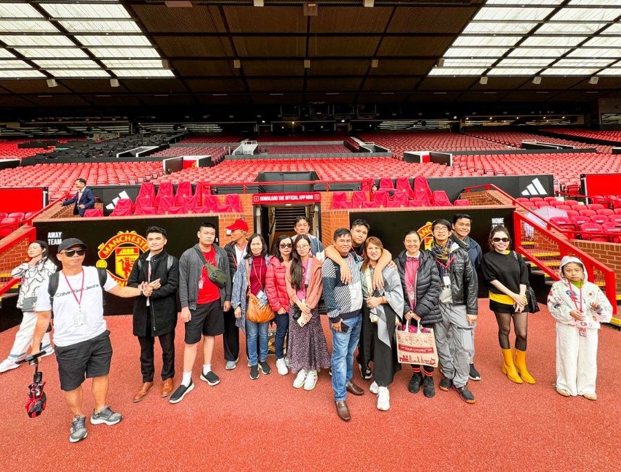Đoàn khách tham quan địa điểm Sân vận động Old Trafford nổi tiếng tại Anh Quốc