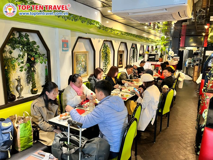 Du khách sẽ được thưởng thức nền ẩm thực độc đáo trong suốt chương trình tour