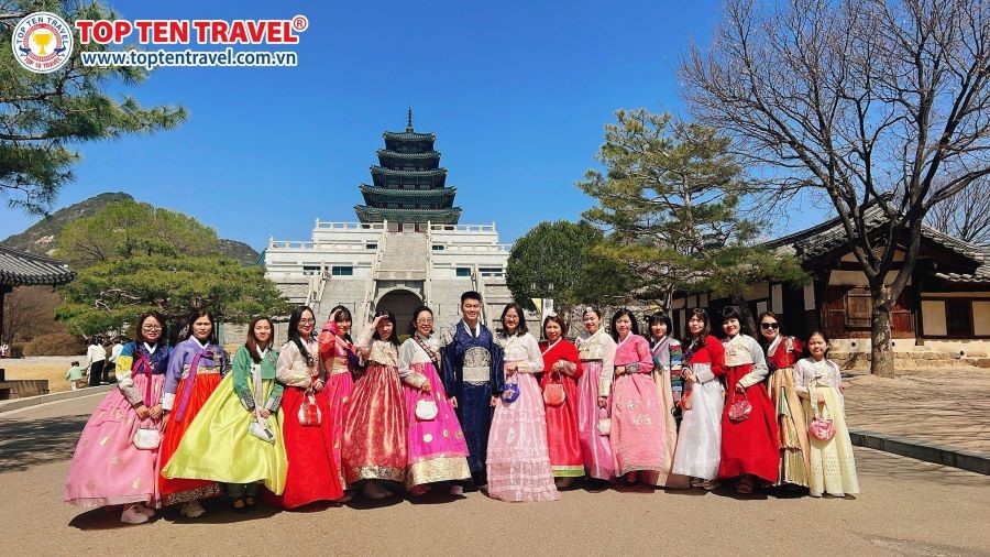 Du khách mặc hanbok - trải nghiệm làm người Hàn