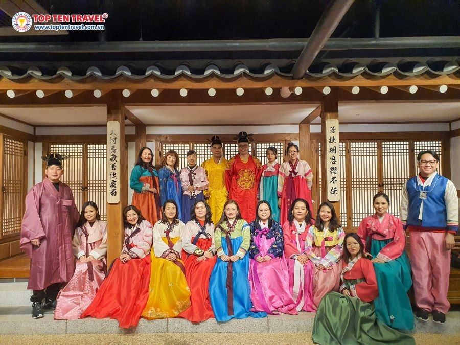 Đoàn khách tham gia tour du lịch khám phá mùa thu Hàn Quốc tại Top Ten Travel