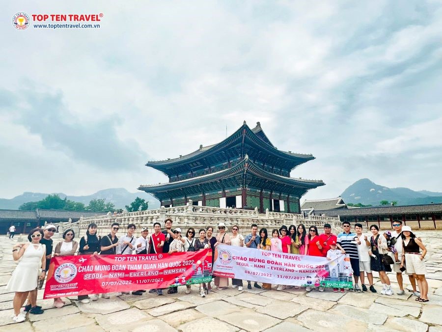 Đoàn khách Top Ten Travel tham quan và khám phá Hàn Quốc